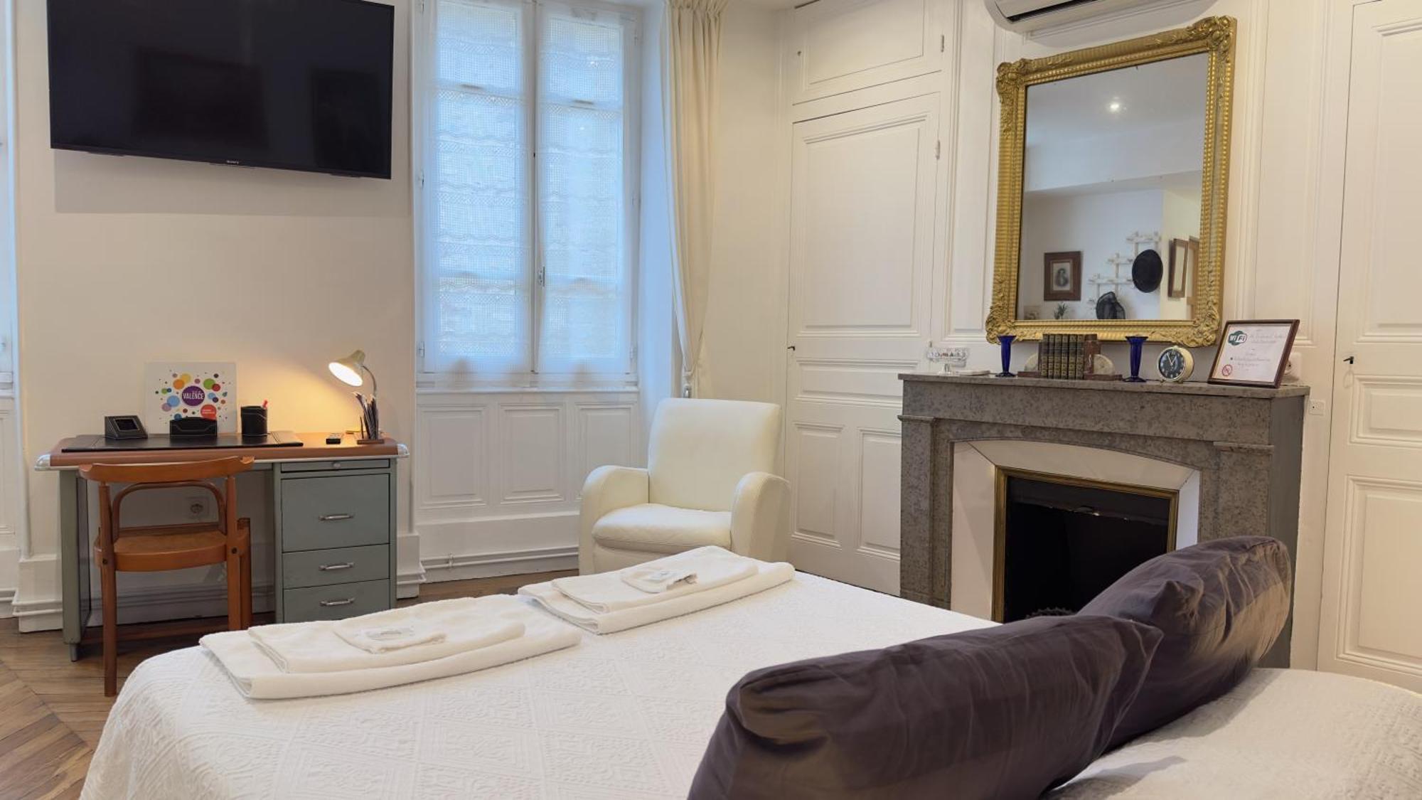 Chambre De Charme Au Coeur Du Vieux Valence - Confort & Calme 外观 照片